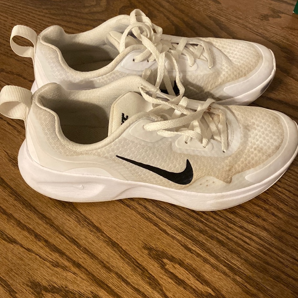 -Nike white and black tennis shoes